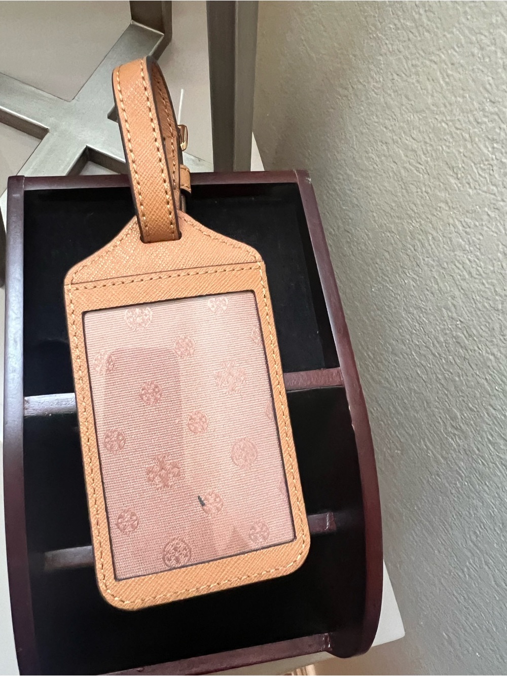 Tory Burch Tan Leather Luggage Tag with Gold Logo - Picture 2 of 5
